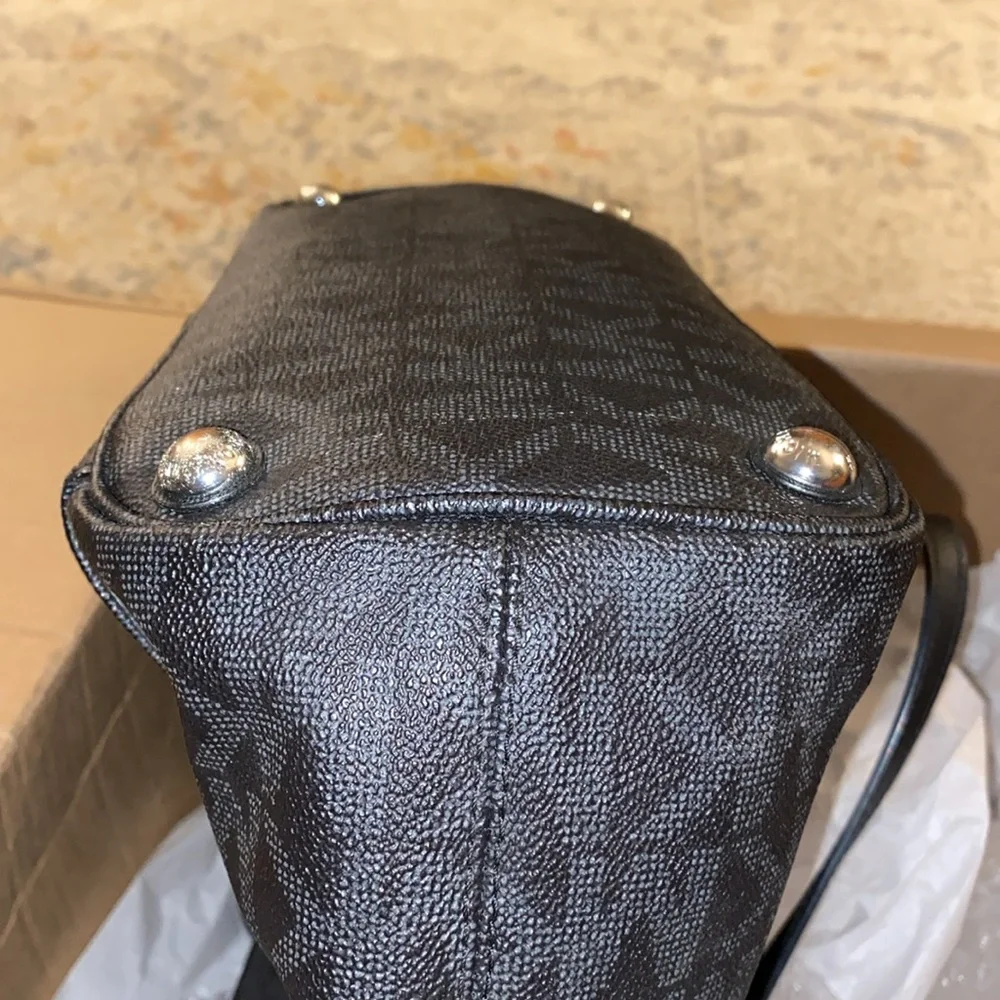 Michael Kors Jet Set TZ Snap Pocket Tote MK Signature Black EUC